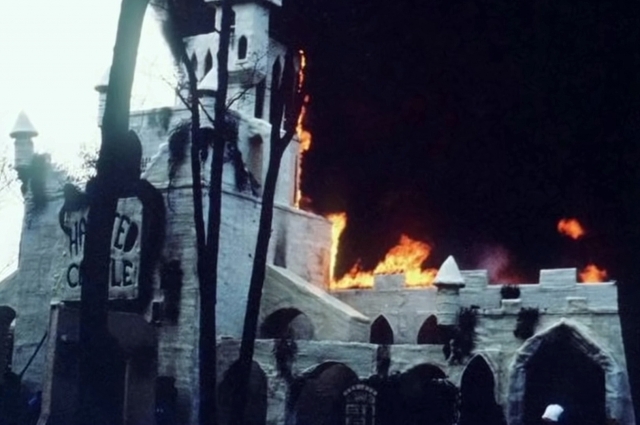 Горит здание