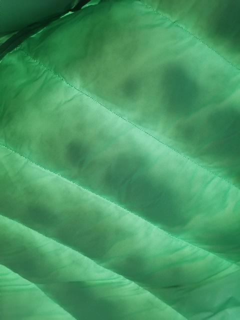 Бархатная поверхность пуховика