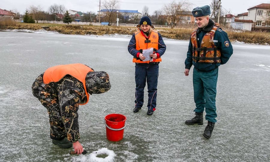 рыбаки в жилетах
