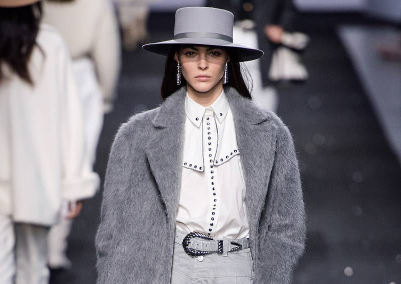 Модный показ. Девушка в шляпке