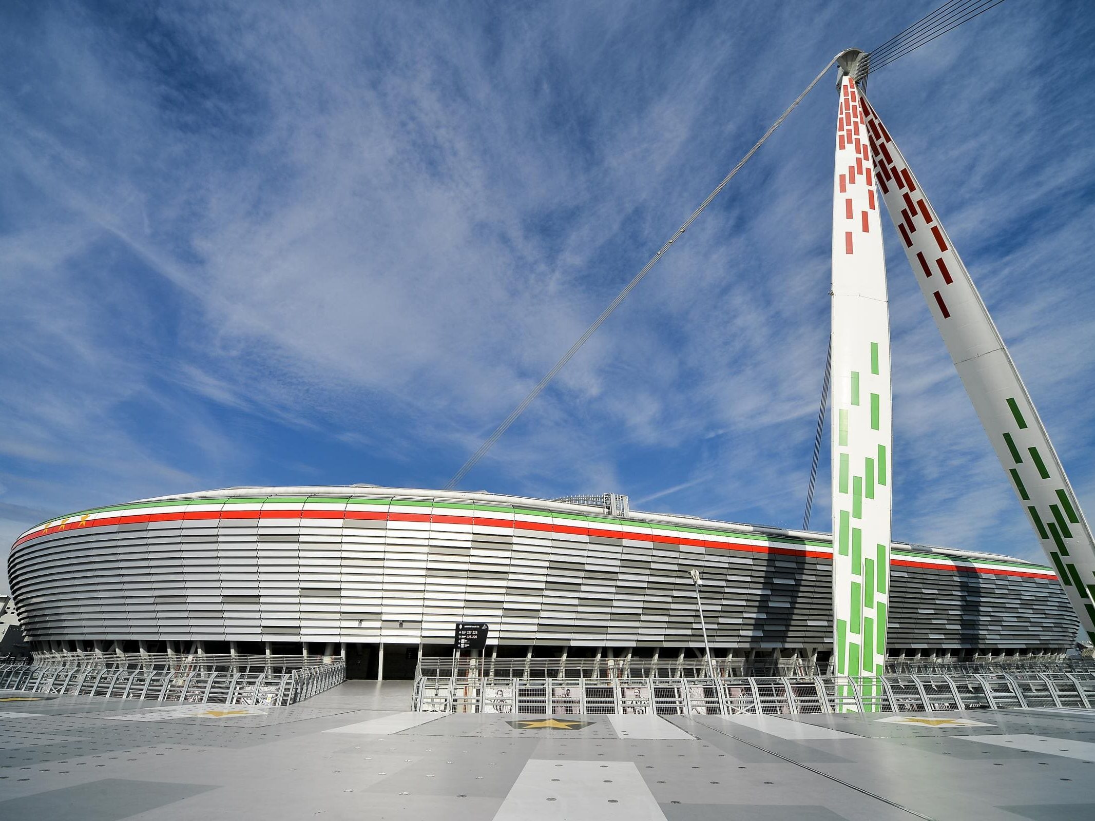 «Ювентус Стэдиум» снаружи (1)