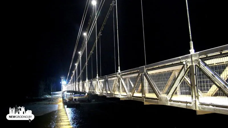 пешеходный подвесной мост в городе Мосты 