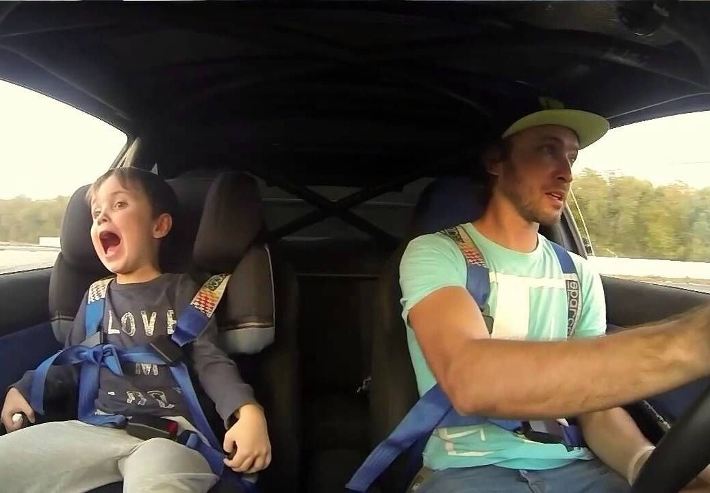 С какого возраста можно сидеть впереди?