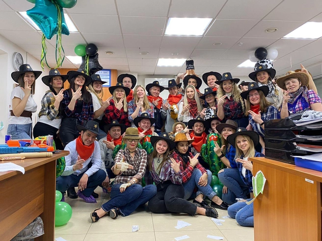 коллеги офис праздник