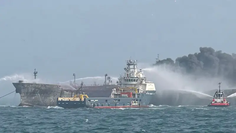 пожар тушение кораблю море