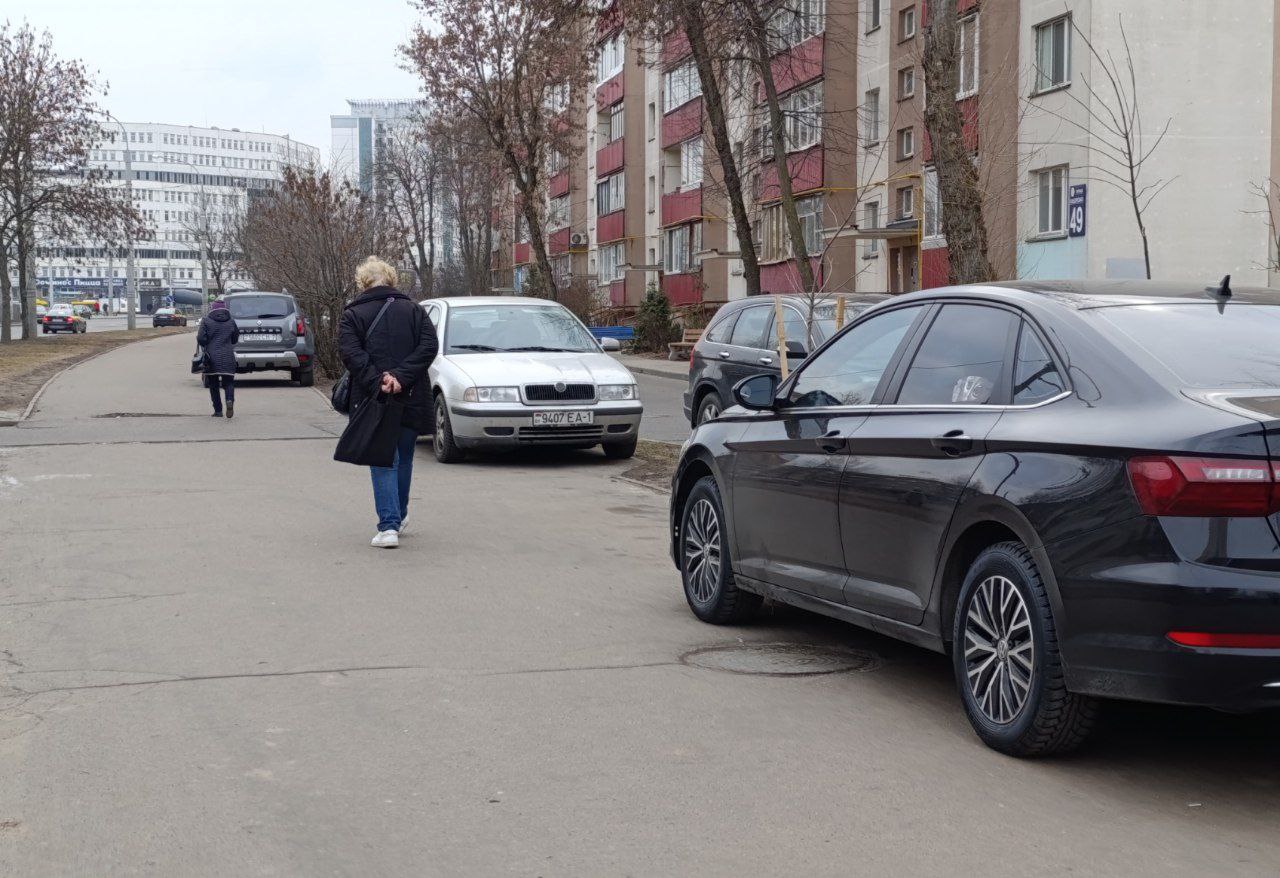 Парковка стоянка двор автомобили тротуар нарушение