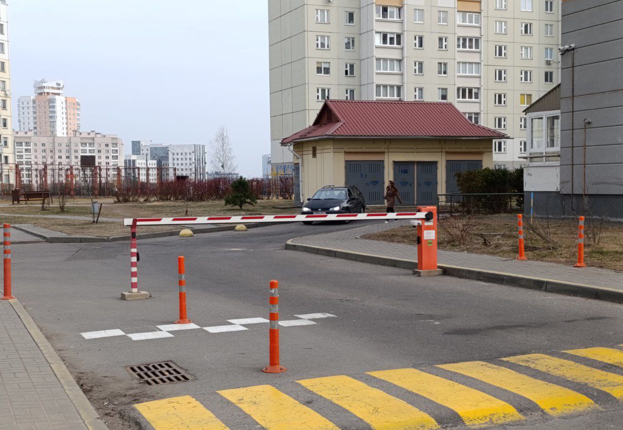 шлагбаум двор автомобили