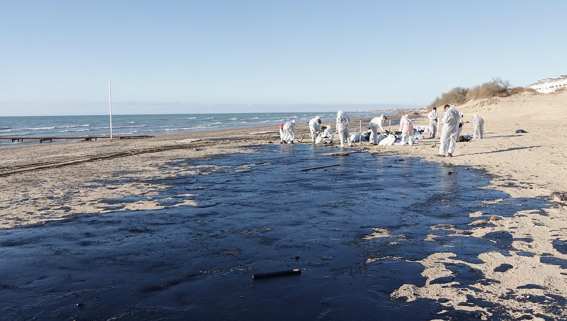 Затонувшие в России танкеры с мазутом накроют саркофагами