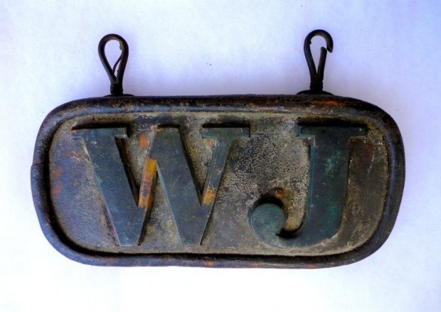 От инициалов к табличкам