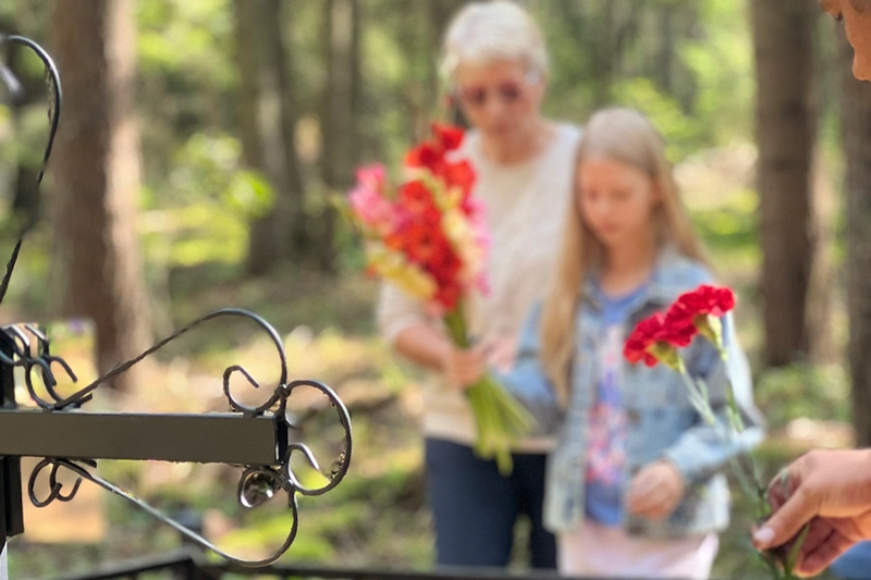 Радуница: как поминают усопших, что несут на кладбище и почему нельзя оставлять водку на могиле