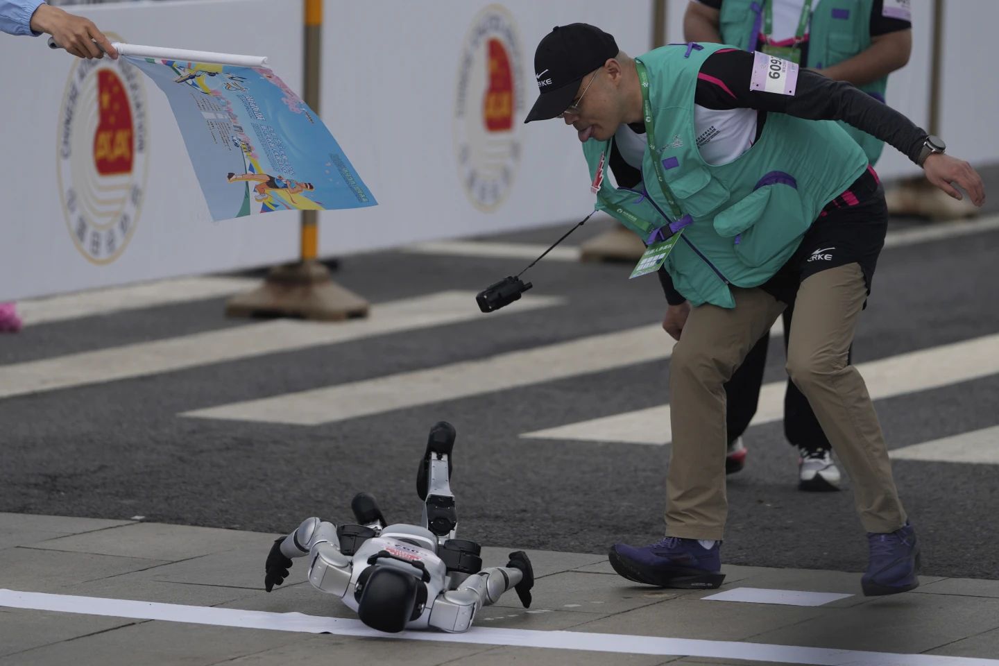 Робот упал на полумарафоне 