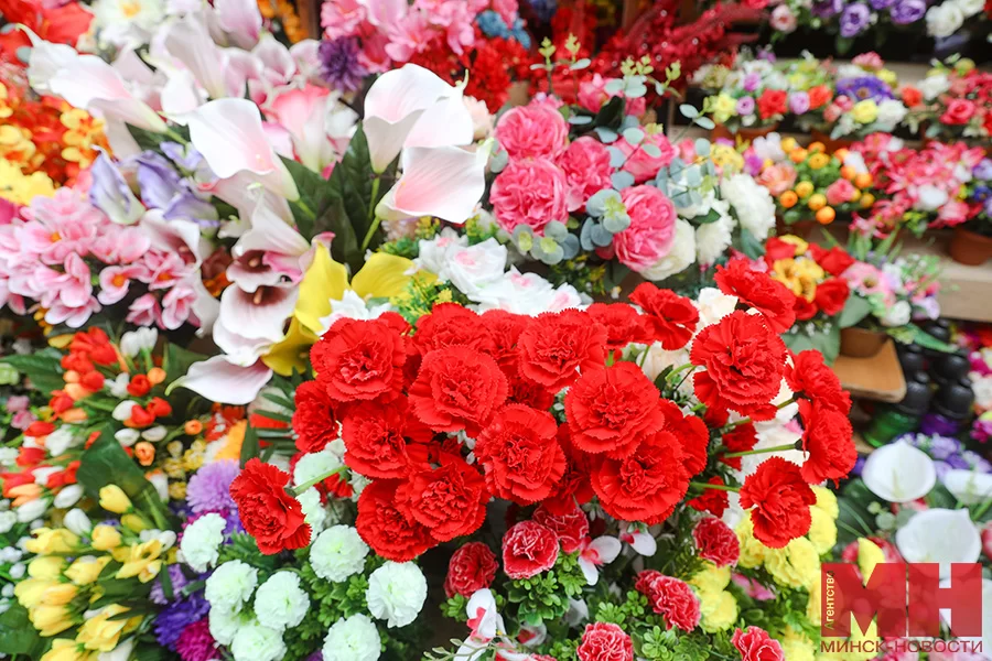 Экологи объяснили, почему на Радуницу стоит отказаться от пластиковых цветов