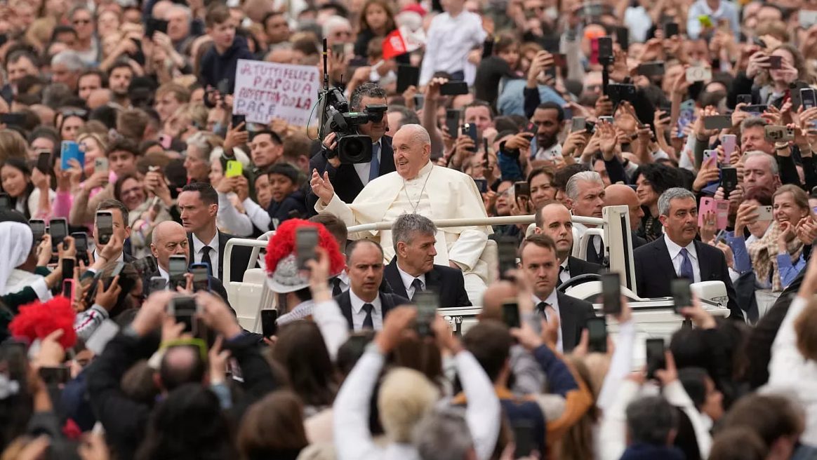 Медики озвучили, от чего умер Папа Франциск