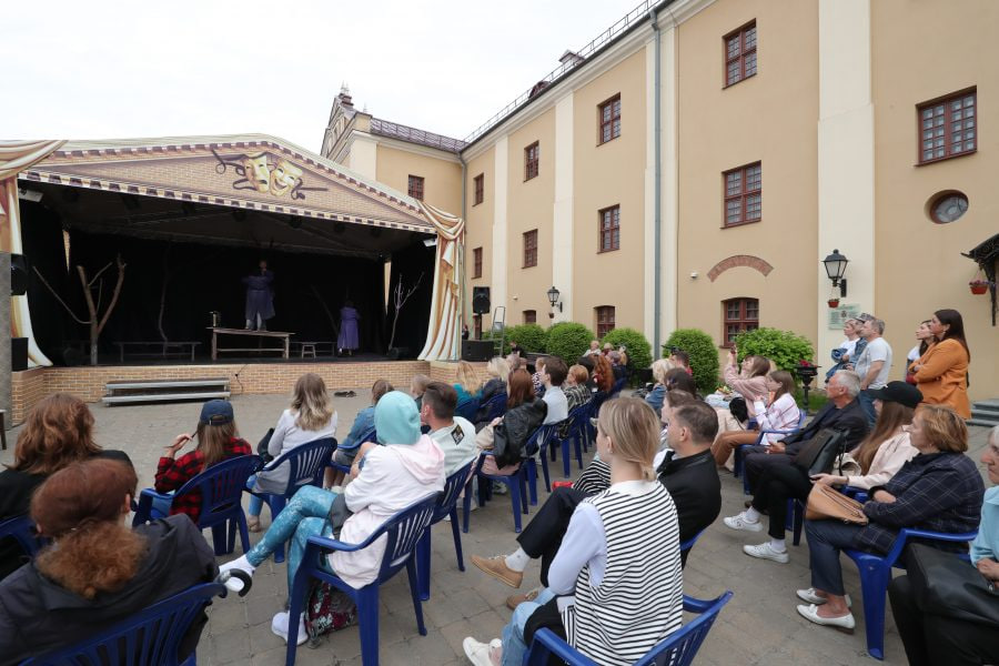 Театральный дворик