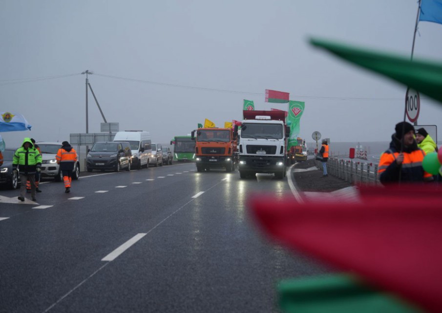 ремонт дороги вблизи Днепра на Гомельщине