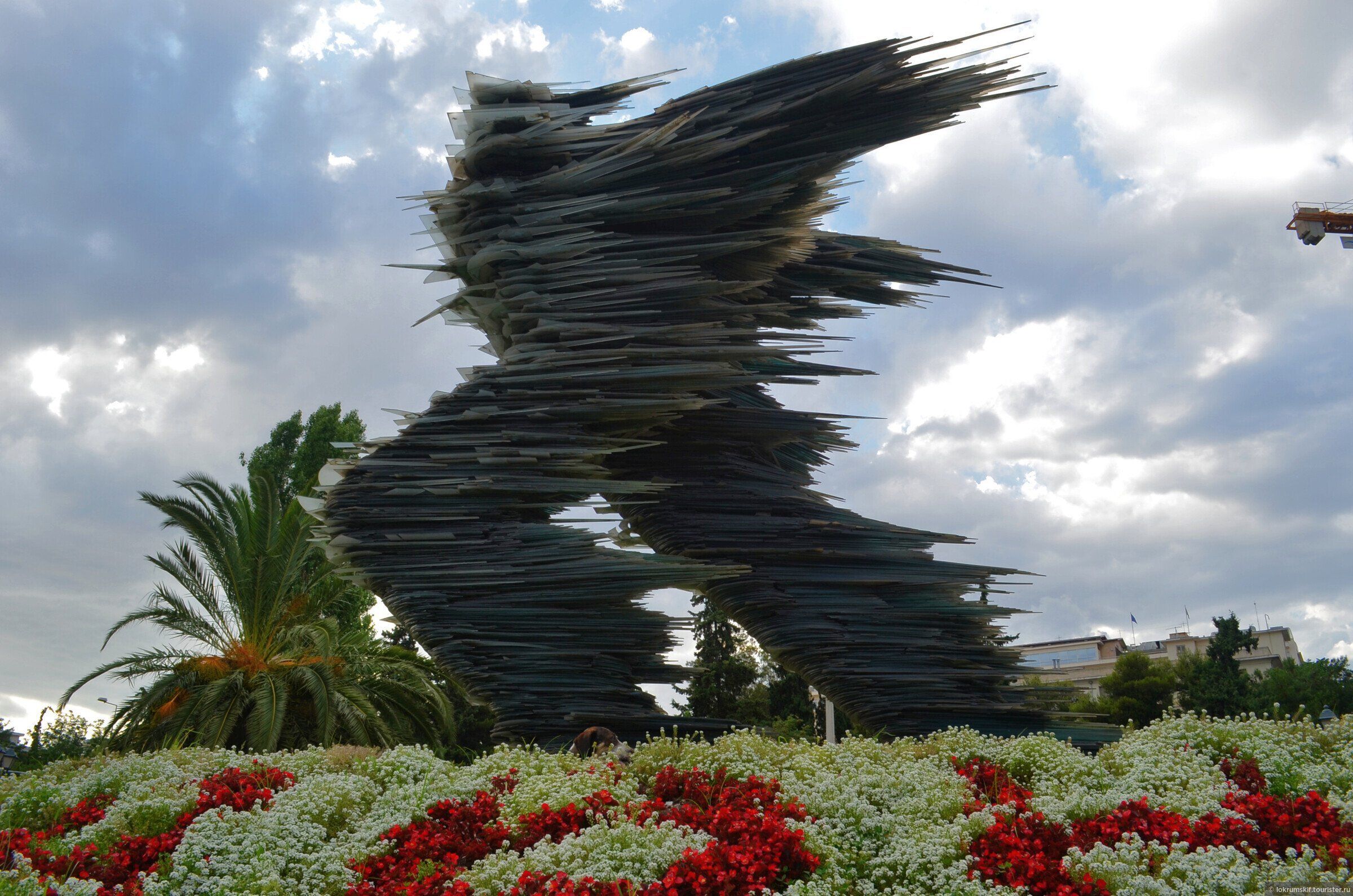 Стеклянная скульптура бегуна Луиса Спиридона