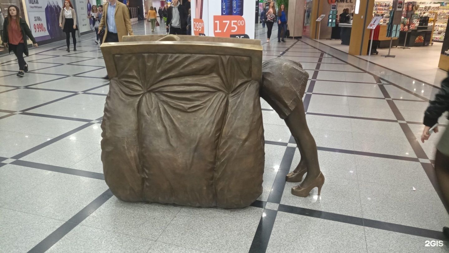 Памятник женской сумочке