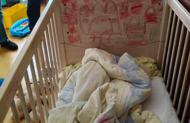 Кровать в доме, где держали детей 