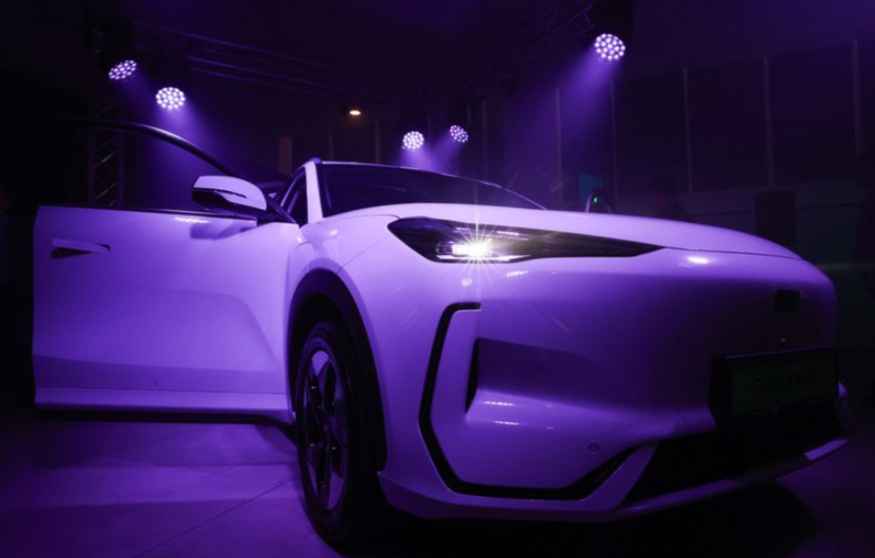 Электрический кроссовер Geely EX5