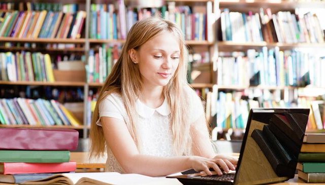 студент за ноутуком