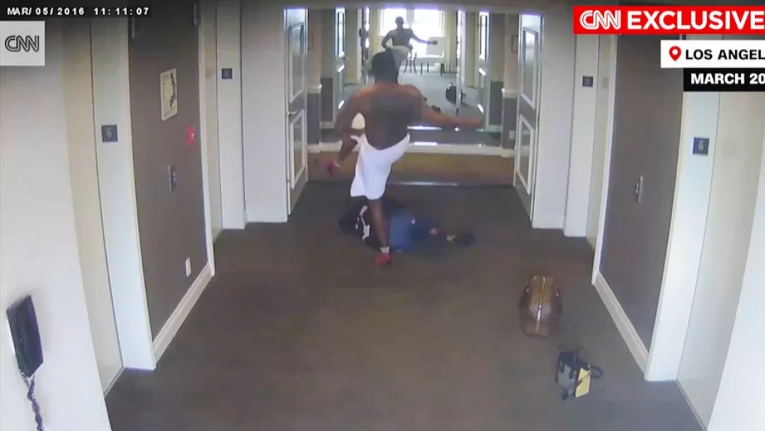 Скрин с камеры видеонаблюдения в отеле, где Комбс нападает на певицу Кэсси, март 2016 г.