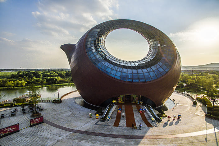 Wuxi Wanda – архитектурный шедевр в форме гигантского чайника Местоположение: Уси, провинция Цзянсу, Китай