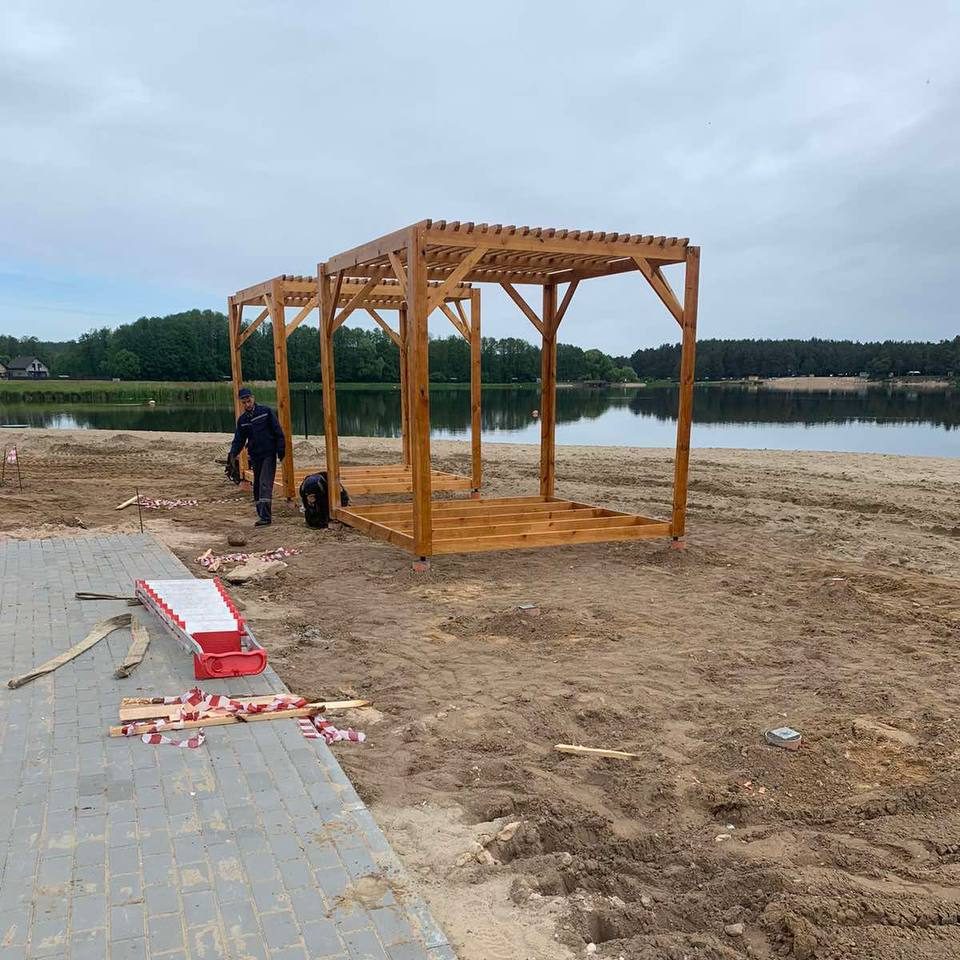 Работа по благоустройству пляжа на Юбилейном озере 