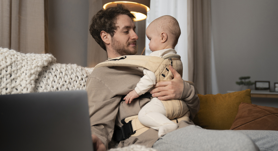 В Беларуси хотят ввести оплачиваемый отпуск для отцов