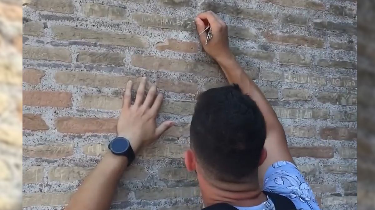 Турист вырезал имена на стене Колизея 