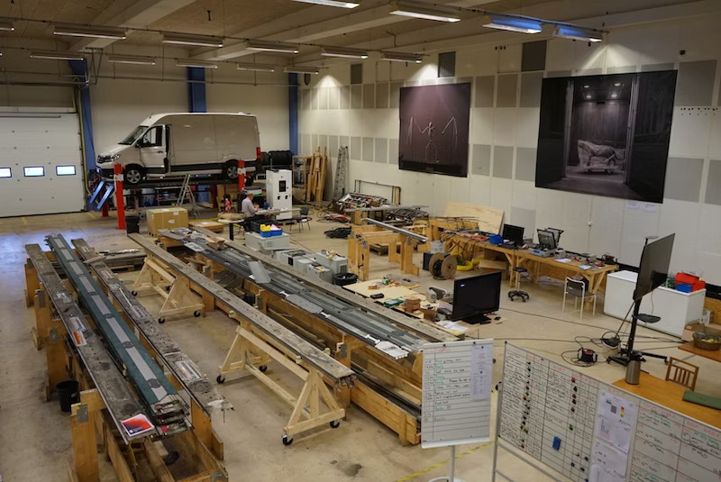 Шведский стартап разрабатывает дороги, которые заряжают электромобили во время движения