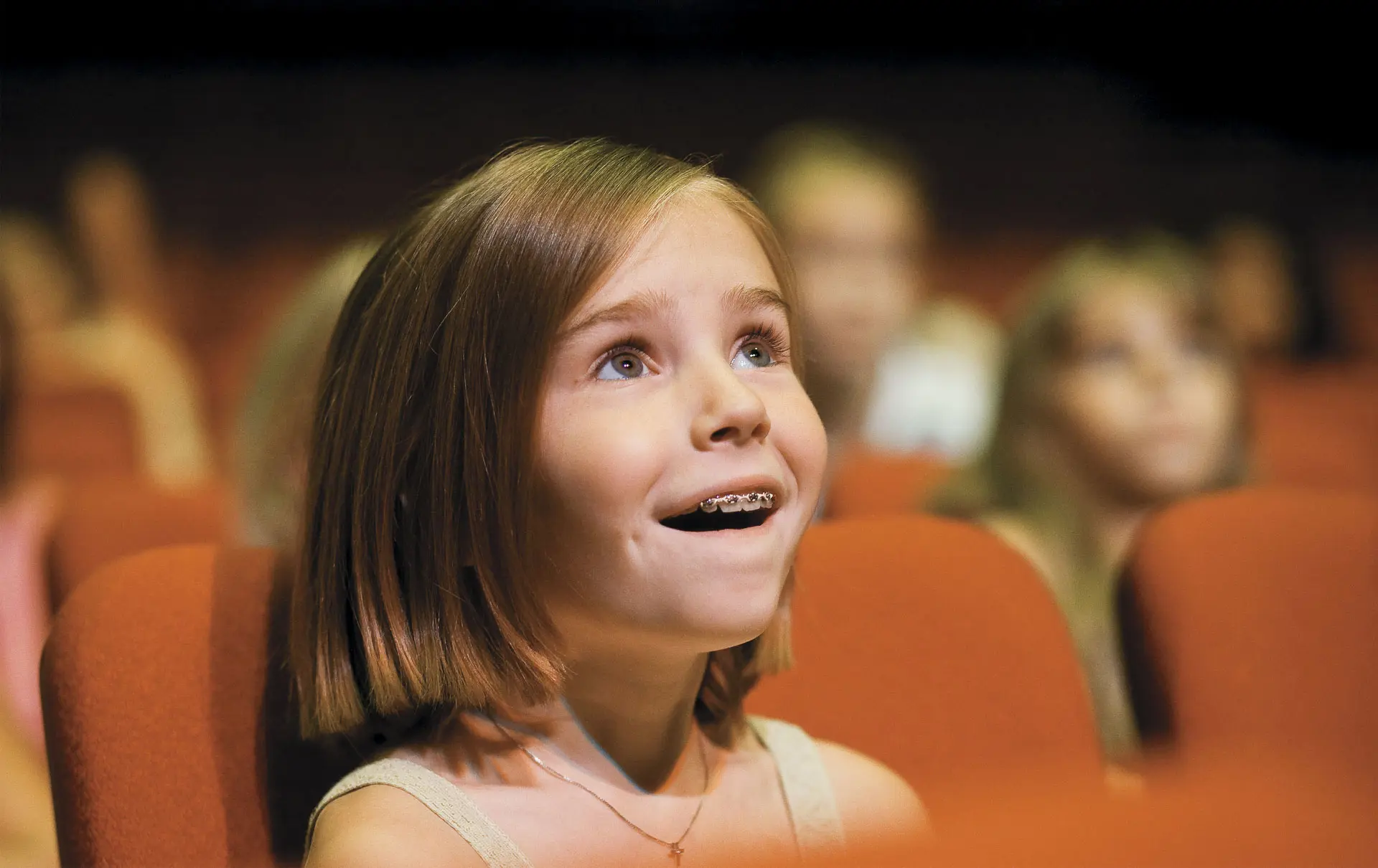 Девочка увлеченно смотрит спектакль