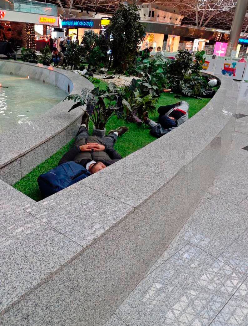 Во Внуково и Домодедово люди спят на полу