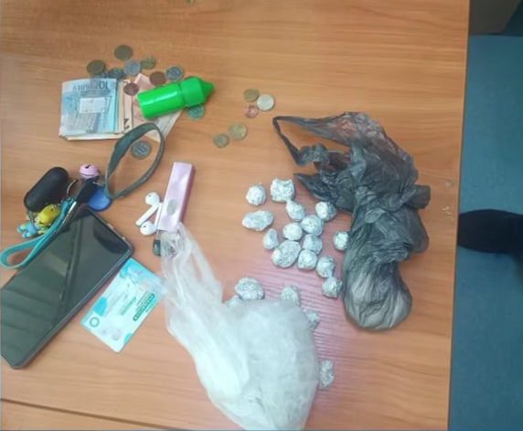 Девятиклассник торговал наркотиками