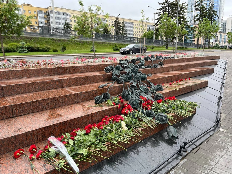 цветы в память о трагедии на немиге