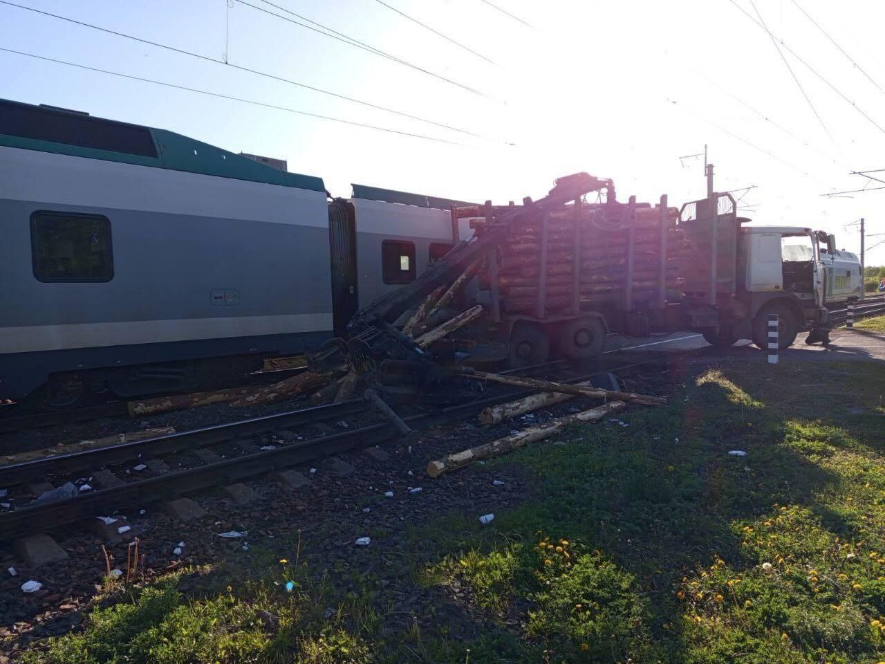 Столкновение поезда и лесовоза