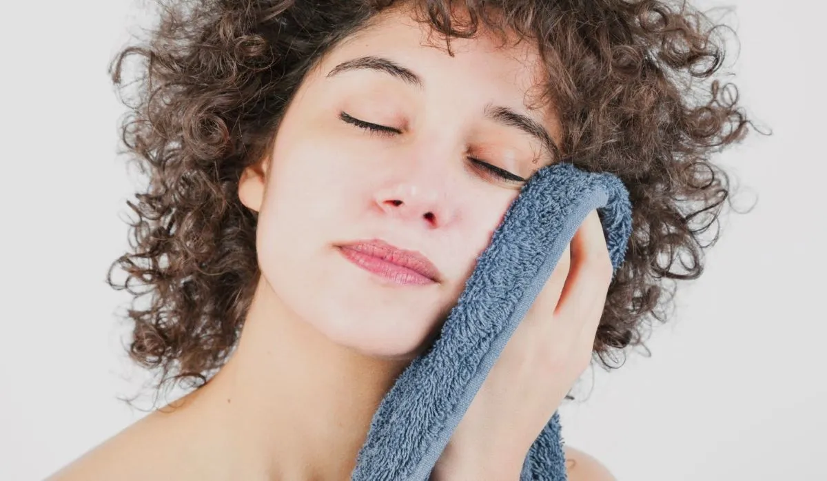 Девушка с полотенцем