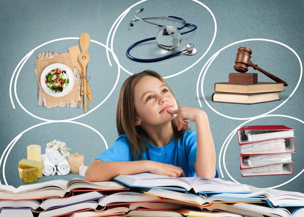 Девочка думает кем стать в будущем