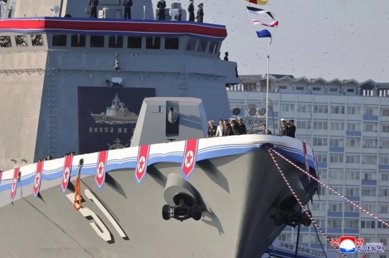 спуск эсминца на воду в КНДР