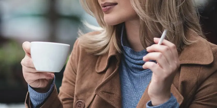 Девушка с кофе и сигаретой