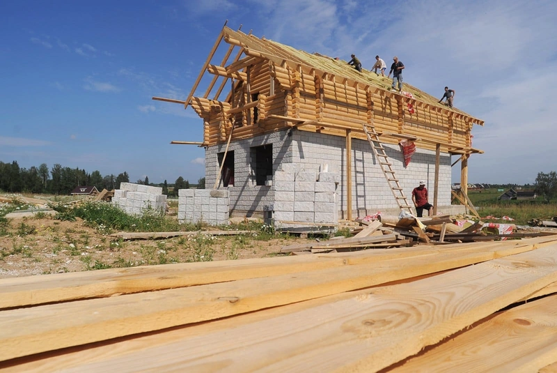 строящийся дом