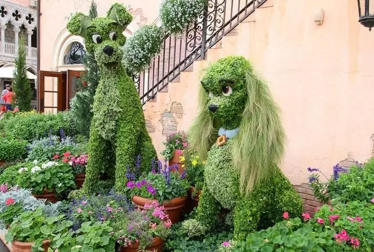 Топиарий в виде собак