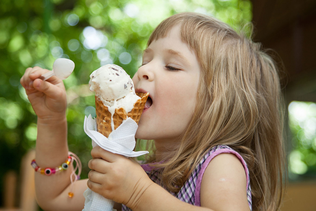 Ребенок ест мороженое