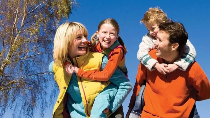 Семья проводит выходные вместе
