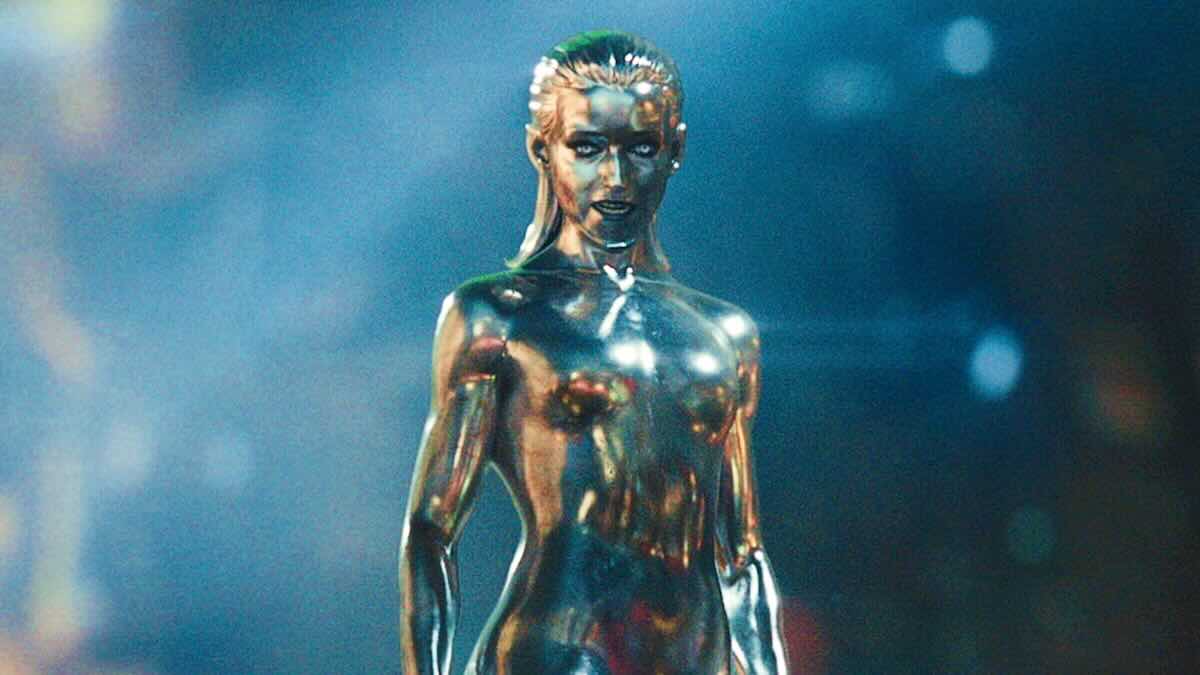 серебряный серфер женщина