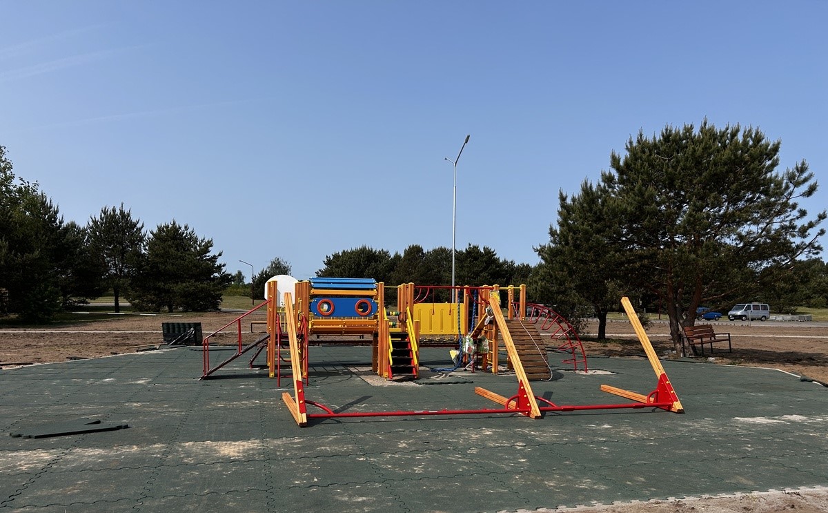 детская игровая зона на Юбилейном озере 