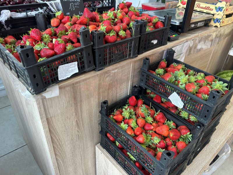 клубника в фруктовой и овощной лавке 