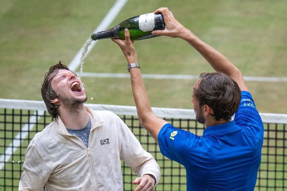 Бублик и Медведев, шампанское