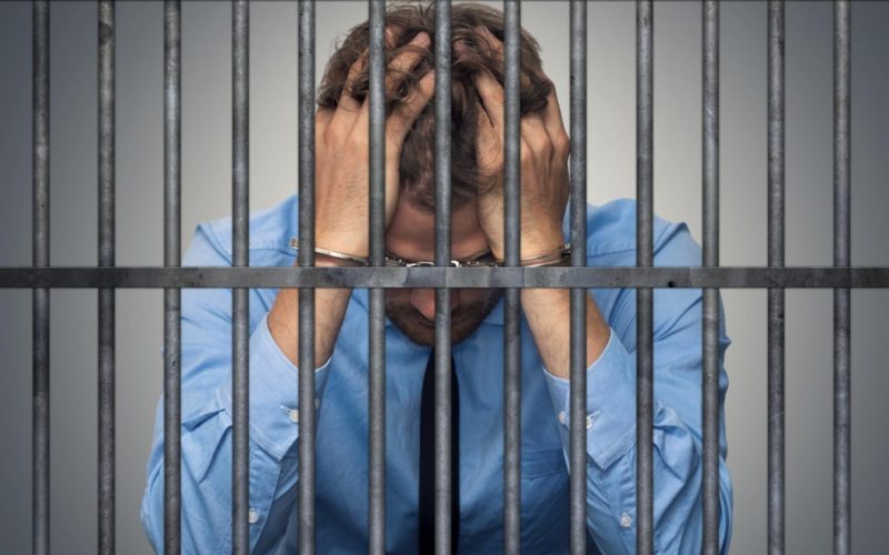 Мужчина под стражей