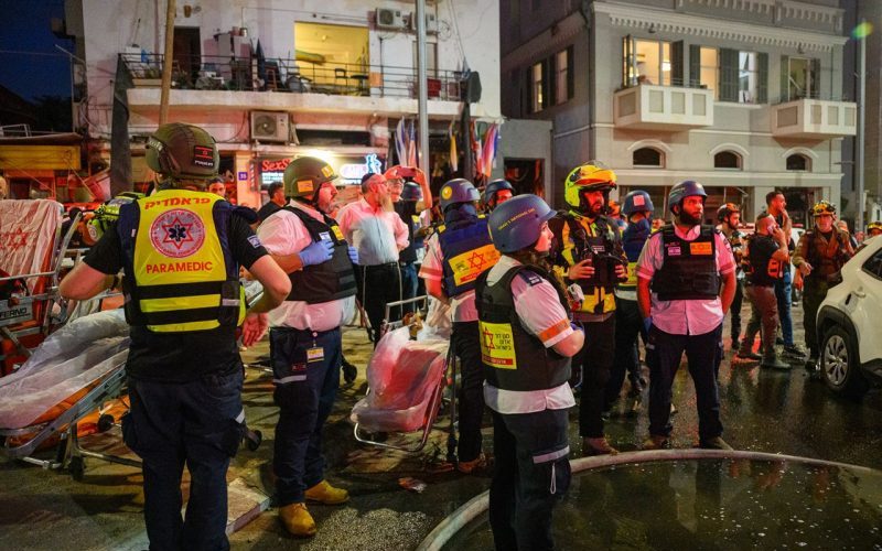 Израильские спасатели осматривают завалы 