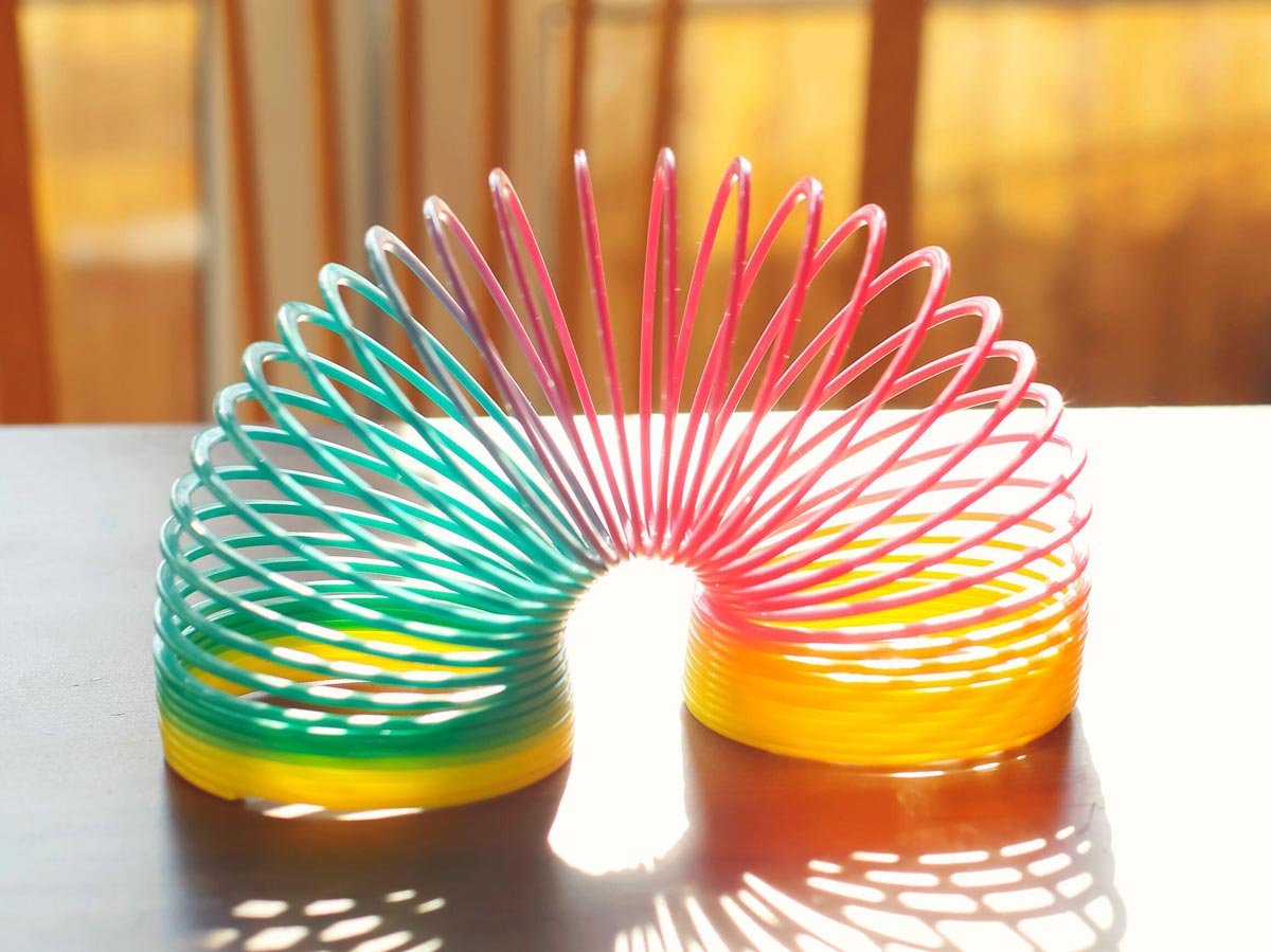 Пружинка-радуга: зачем — никто не знал, но было весело